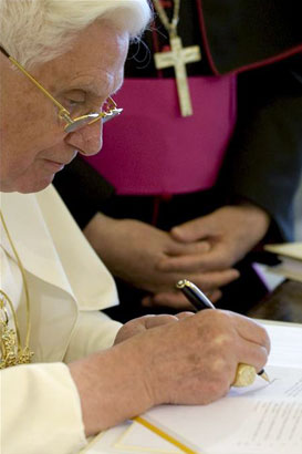 Il Papa firma la Caritas in Veritate